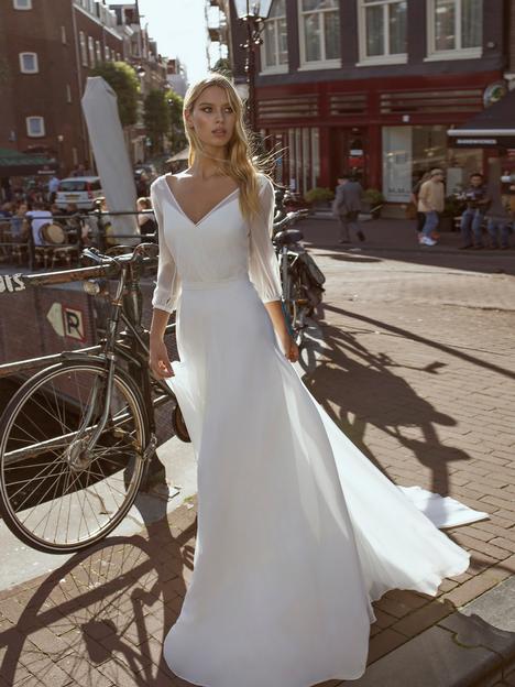 Modeca Bridal - Wedding dress Felice has it all: elegant